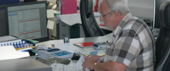 Büromitarbeiter konzentriert bei der Arbeit Employé de bureau concentré sur son travail